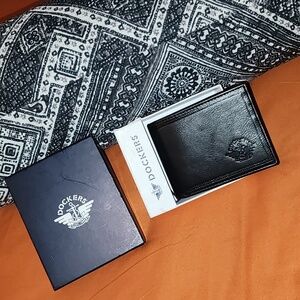 NWOT/B Mens  Dockets wallet.